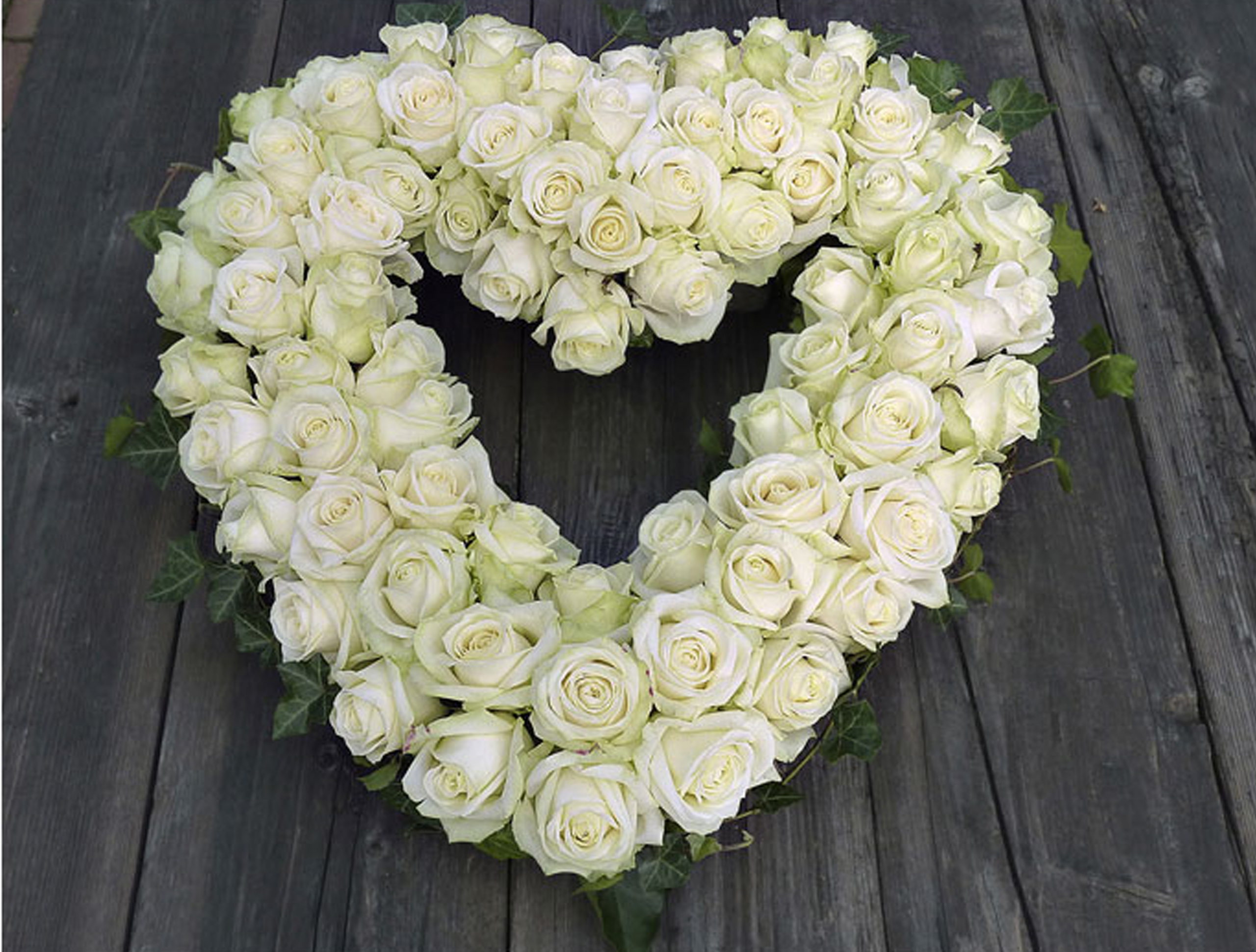 Open hart met witte rozen - Sjaardema